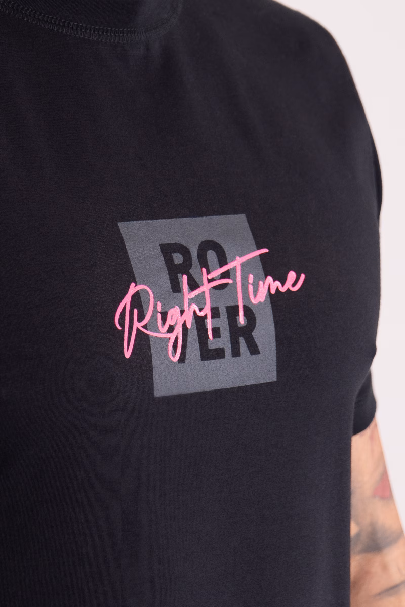 Camiseta Masculina Slim Premium Estampada  Right Time Pink Preto - Imagem 3