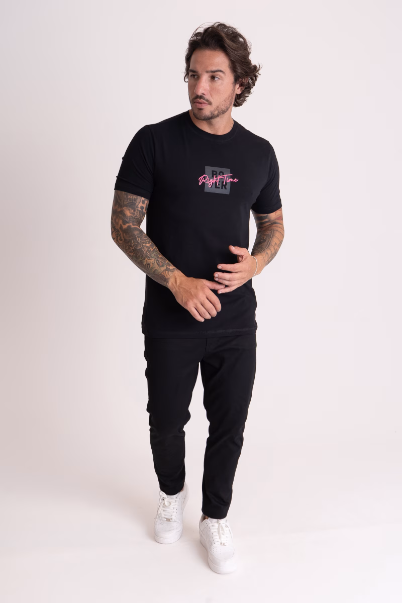 Camiseta Masculina Slim Premium Estampada  Right Time Pink Preto - Imagem 2