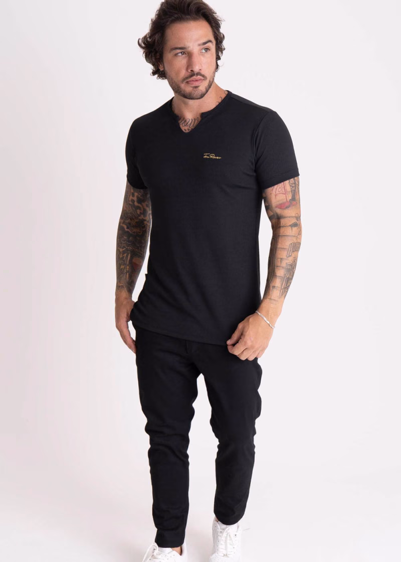 Camiseta Masculina Slim canelada Gola Padre Bordado signature Preto - Imagem 2