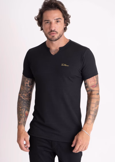 Camiseta Masculina Slim canelada Gola Padre Bordado signature Preto